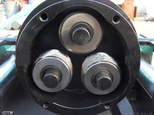 鋼筋直螺紋滾絲機使用前滾絲輪及偏心套的安裝方法？